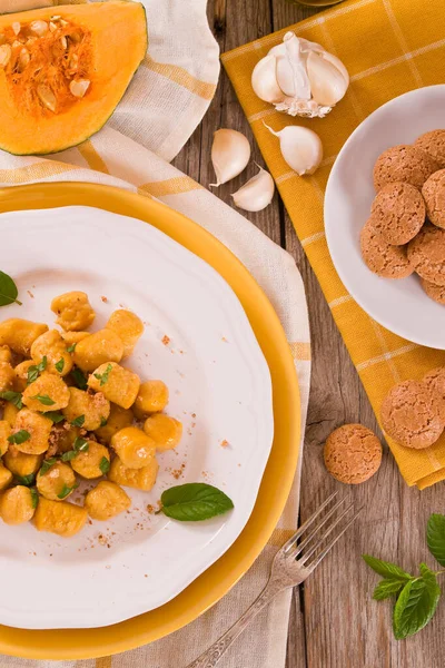 Pompoen Gnocchi Met Geraspte Amaretti Koekjes — Stockfoto