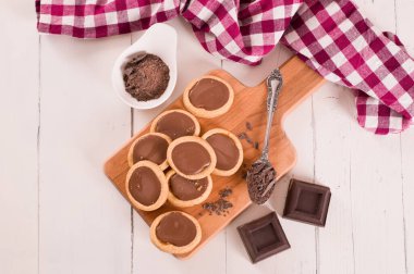 Kesme tahtasında çikolata olan kısa hamurlu hamur bisküvileri..