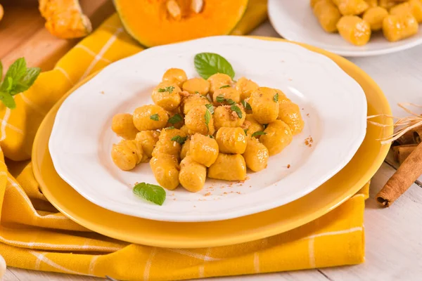 Dyniowe Gnocchi Startymi Ciasteczkami Amaretti — Zdjęcie stockowe