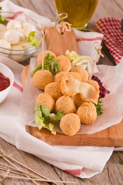 Gefrituurde Mozzarella Kaasballen — Stockfoto