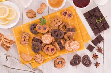 Kısa hamurlu hamur bisküvileri, üzerinde çikolata olan ahşap masa..