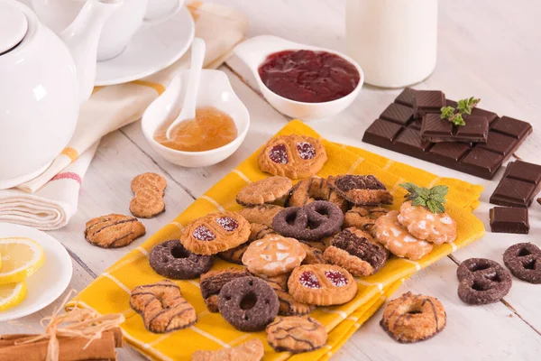 Galletas Masa Corteza Corta Con Chocolate Mesa Madera — Foto de Stock