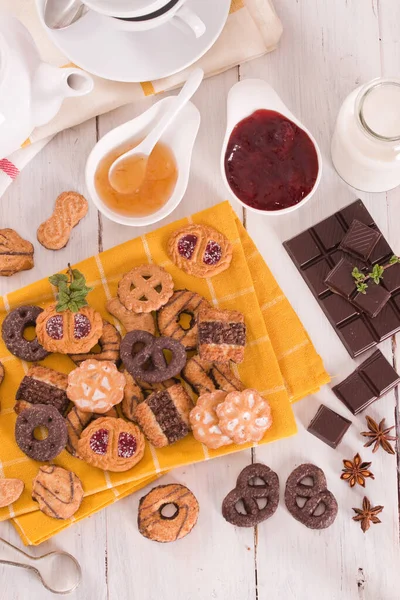 Galletas Masa Corteza Corta Con Chocolate Mesa Madera —  Fotos de Stock