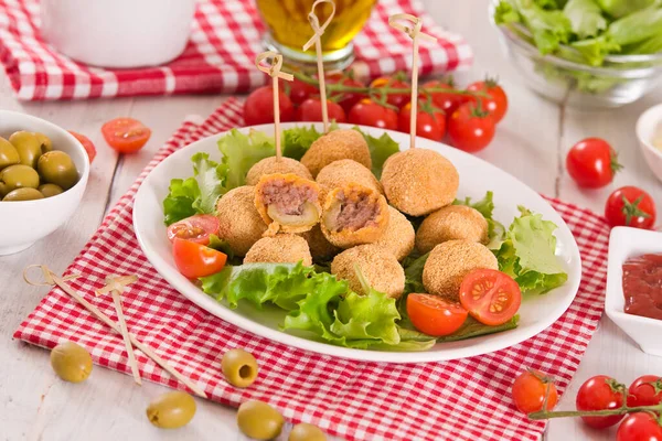 Aceitunas Rellenas Ascoli Con Ensalada Plato Blanco — Foto de Stock