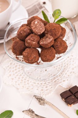 Tahta masada gofretli çikolatalı trüf..