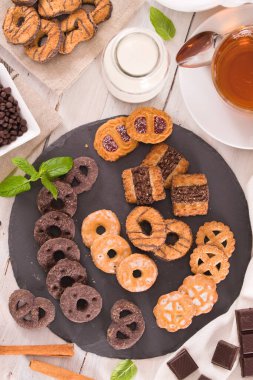 Kısa hamurlu hamur bisküvileri, üzerinde çikolata olan ahşap masa..