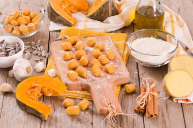 Kesme tahtasında çiğ balkabağı gnocchi.