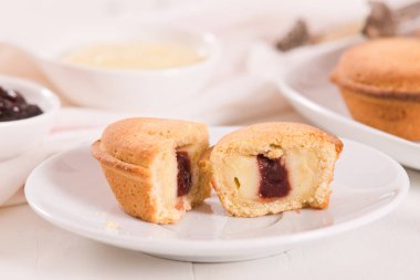 Pasticiotto keki beyaz tabakta..