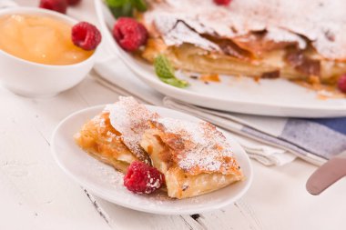 Bougatsa - Kremalı Yunan böreği.