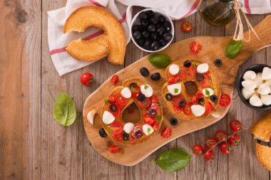 Domates ve mozzarella peynirli friselle..