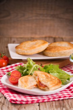 Domates ve mozzarella peyniri dolu puf böreği..