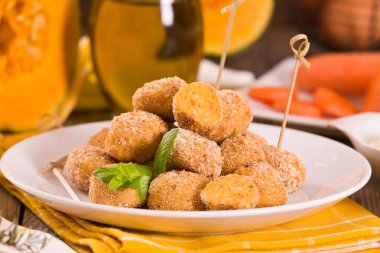 Beyaz tabakta havuçlu balkabaklı tavuk köftesi..