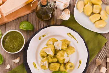 Pesto soslu patates gnocchi..