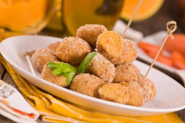 Beyaz tabakta havuçlu balkabaklı tavuk köftesi..