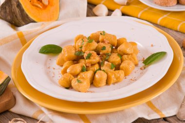 Kabak gnocchi ve rendelenmiş amaretti kurabiyesi.. 