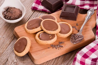 Çikolatalı kısa hamurlu bisküvi..