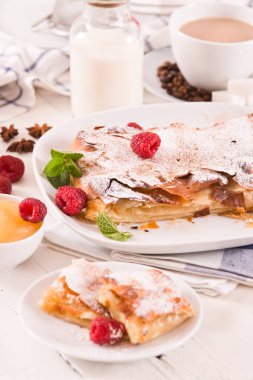 Bougatsa - Kremalı Yunan böreği.