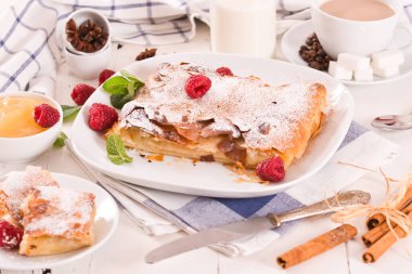 Bougatsa - Kremalı Yunan böreği.