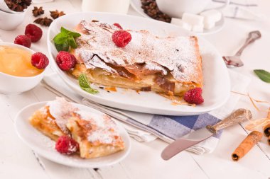 Bougatsa - Kremalı Yunan böreği.