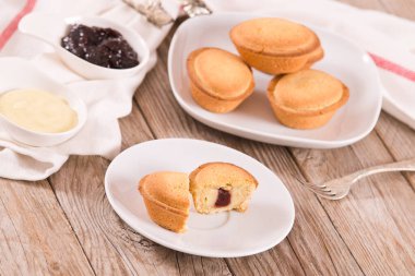 Beyaz tabakta kremalı Pasticciotto keki.