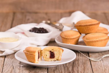 Beyaz tabakta kremalı Pasticciotto keki.