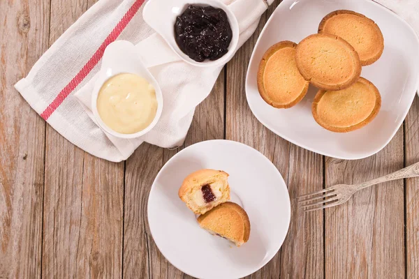 Beyaz Tabakta Kremalı Pasticciotto Keki — Stok fotoğraf