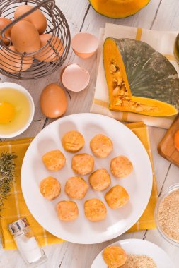 Beyaz tabakta balkabaklı tavuk köftesi..