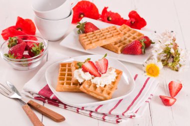 Çilekli waffle ve krem şantili.