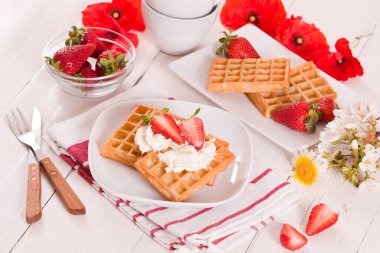 Çilekli waffle ve krem şantili.