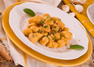 Kabak gnocchi ve rendelenmiş amaretti kurabiyesi.. 