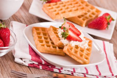 Çilekli waffle ve krem şantili.