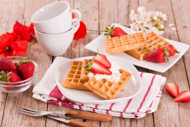 Çilekli waffle ve krem şantili.