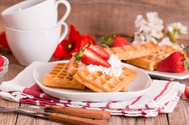 Çilekli waffle ve krem şantili.