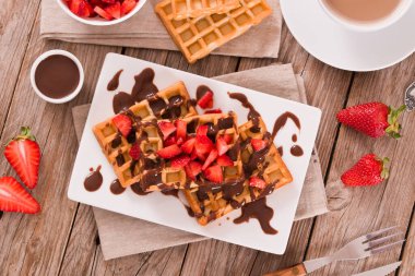 Çilekli waffle ve çikolatalı krema..