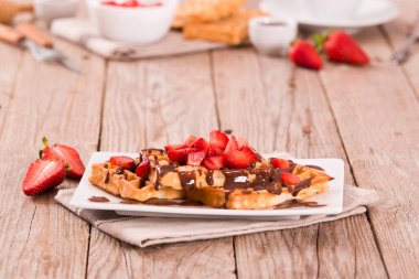 Çilekli waffle ve çikolatalı krema..