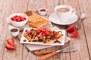 Çilekli waffle ve çikolatalı krema..