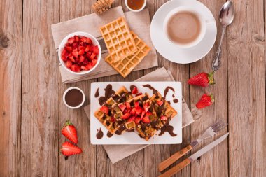 Çilekli waffle ve çikolatalı krema..