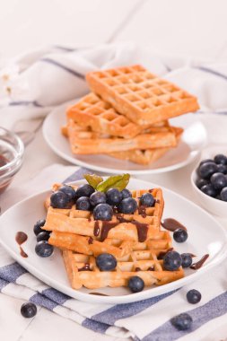 Yaban mersinli waffle ve çikolatalı krema.
