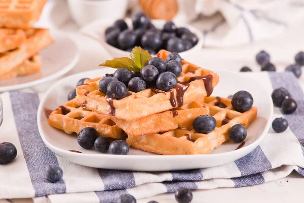 Waffeln Mit Blaubeeren Und Schokoladencreme — Stockfoto