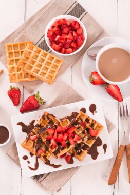 Çilekli waffle ve çikolatalı krema..