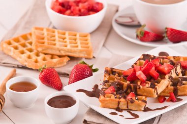 Çilekli waffle ve çikolatalı krema..