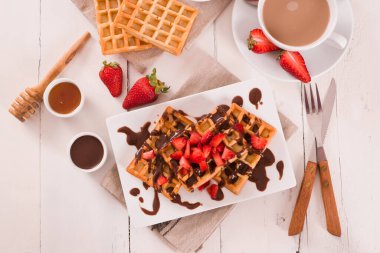 Çilekli waffle ve çikolatalı krema..