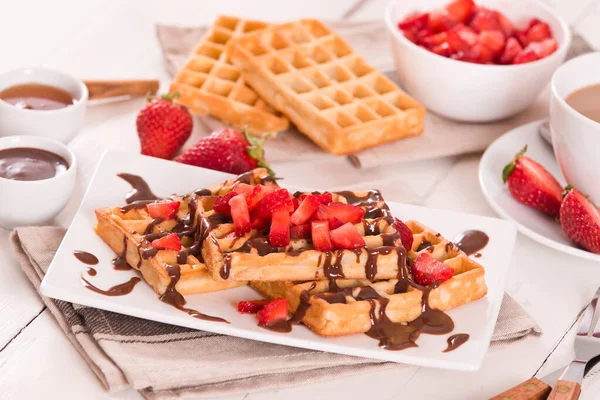 Waffle Dengan Stroberi Dan Krim Cokelat — Stok Foto