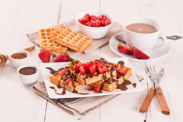 Waffle Dengan Stroberi Dan Krim Cokelat — Stok Foto