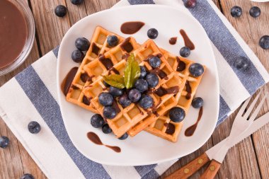 Yaban mersinli waffle ve çikolatalı krema.