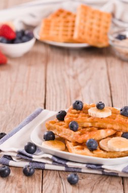 Yaban mersinli waffle, muzlu ve ballı.