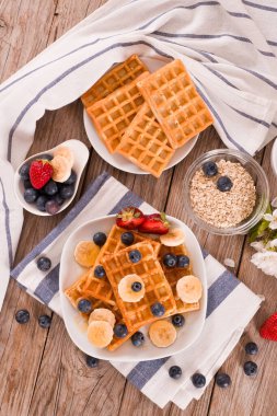 Yaban mersinli waffle, muzlu ve ballı.