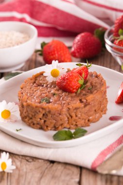 Beyaz tabakta naneli çilekli risotto..