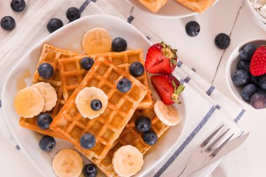 Yaban mersinli waffle, muzlu ve ballı.