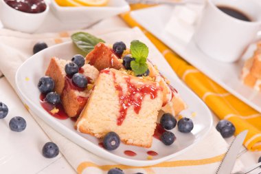 Yabanmersinli ve çilekli limonlu kek..